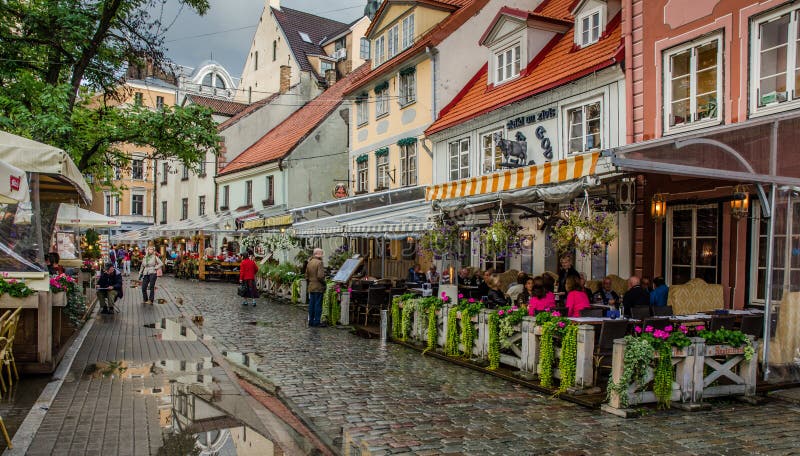 RIGA LETTLAND AUGUSTI 2018 aftonsikt av gatakaféerna i den gamla Rigaen på den Meistaru gatan royaltyfria bilder