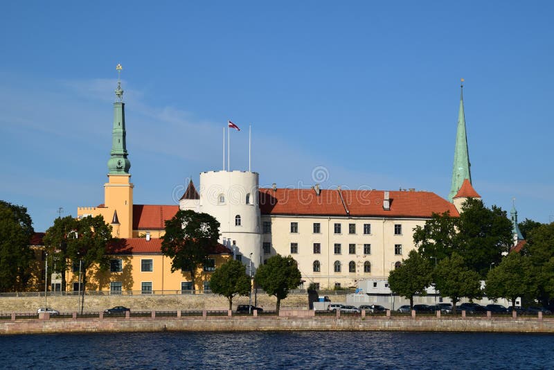 Riga Lettland, 15 Juli, 2015 riga för uppehåll för slottlatvia gammal president town Slotten är en uppehåll för en president av L royaltyfria foton Riga Lettland, 15 Juli, 2015 riga för uppehåll för slottlatvia gammal president town Slotten är en uppehåll för en president av L royaltyfria foton