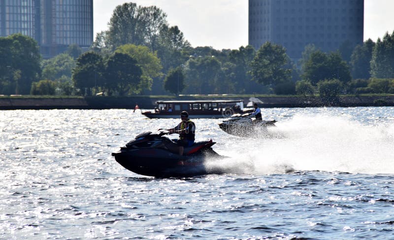 Riga Lettland, 15 Juli, 2015 Manutbildning på en vattensparkcykel arkivbilder Riga Lettland, 15 Juli, 2015 Manutbildning på en vattensparkcykel arkivbilder