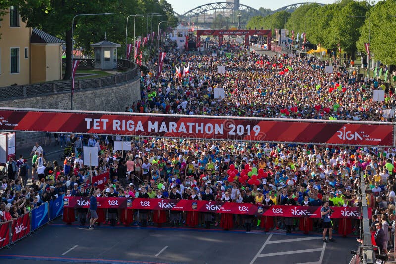 Riga, Lettland - 19. Mai 2019: Teilnehmer von Marathon Rigas TET Linie am Anfang anstehend lizenzfreie stockbilder Riga, Lettland - 19. Mai 2019: Teilnehmer von Marathon Rigas TET Linie am Anfang anstehend lizenzfreie stockbilder