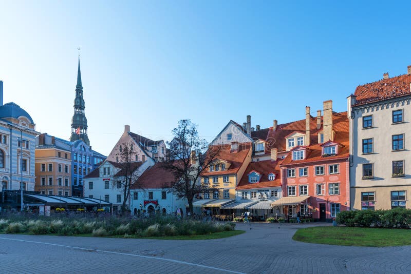 Riga, Lettland - 28. Oktober 2019: Malerische Luftsicht auf den Livu-Platz mit schönen mittelalterlichen Gebäuden in der Altstadt lizenzfreies stockbild Riga, Lettland - 28. Oktober 2019: Malerische Luftsicht auf den Livu-Platz mit schönen mittelalterlichen Gebäuden in der Altstadt lizenzfreies stockbild