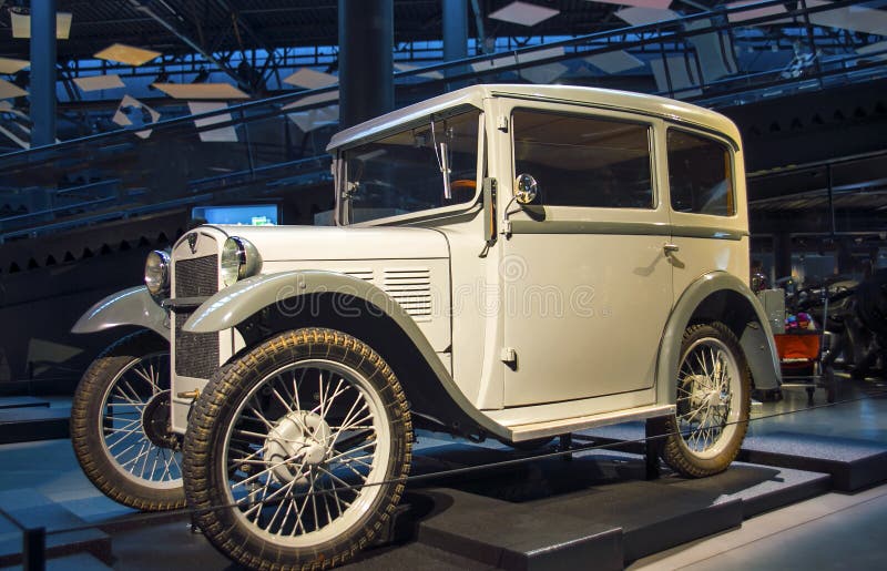 RIGA, LETTLAND - 16. OKTOBER: Retro- Auto 1931 des Jahres BMW 3/15 Art Museum DA4 Riga Bewegungs, am 16. Oktober 2016 in Riga, Le stockfotografie RIGA, LETTLAND - 16. OKTOBER: Retro- Auto 1931 des Jahres BMW 3/15 Art Museum DA4 Riga Bewegungs, am 16. Oktober 2016 in Riga, Le stockfotografie