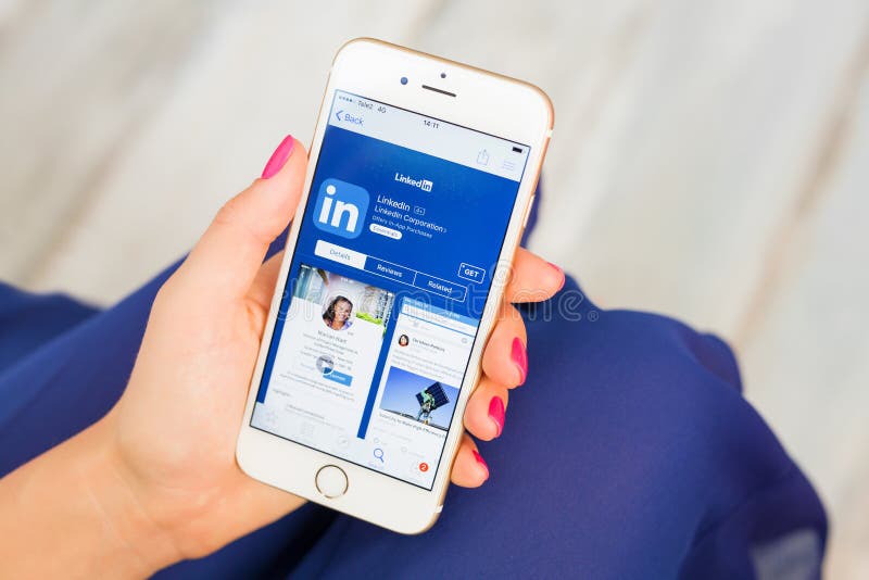 RIGA LETTLAND - SEPTEMBER 8, 2016: LinkedIn app på App Store LinkedIn är en affär och enorienterad social knyta kontakt service. RIGA LETTLAND - SEPTEMBER 8, 2016: LinkedIn app på App Store LinkedIn är en affär och enorienterad service för socialt nätverk