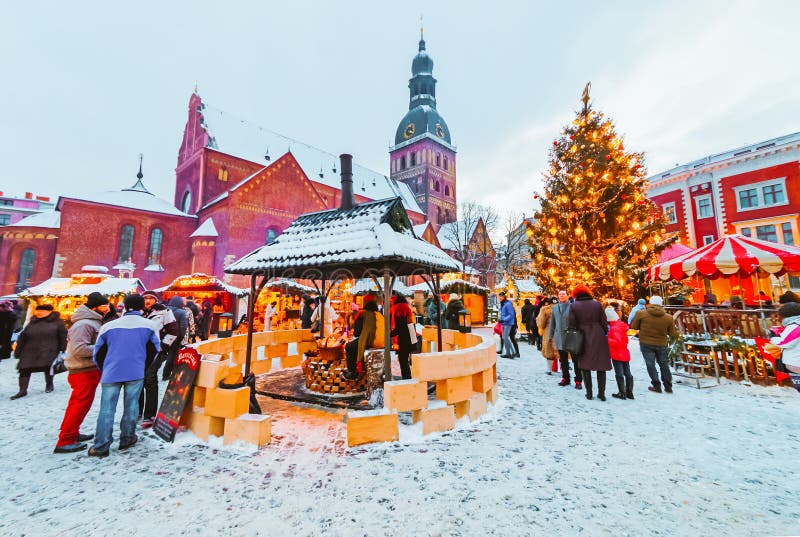 Riga, Lettonia - 28 dicembre 2014: Il gruppo di persone non identificato gode del mercato di Natale tenuto al mercato di Natale d immagini stock libere da diritti Riga, Lettonia - 28 dicembre 2014: Il gruppo di persone non identificato gode del mercato di Natale tenuto al mercato di Natale d immagini stock libere da diritti