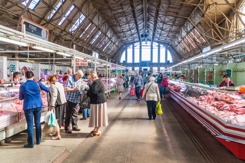 RIGA, LETTONIE - 19 AOÛT 2016 : Intérieur de marché central de Riga, Latv photo libre de droits RIGA, LETTONIE - 19 AOÛT 2016 : Intérieur de marché central de Riga, Latv photo libre de droits