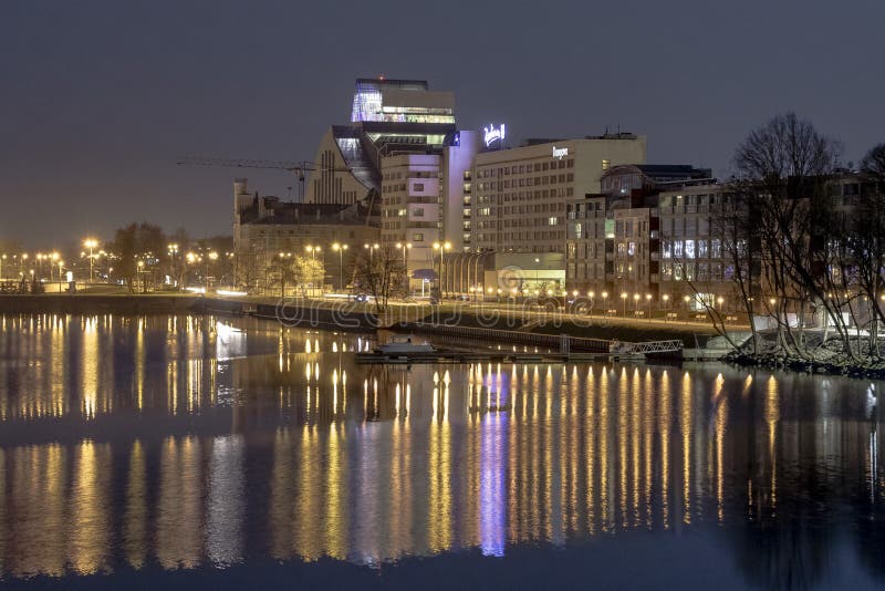 Riga, Lettonie - 29 avril 2018 : Même le paysage urbain à la banque de la rivière de dvina occidentale Vue urbaine du bâtiment de photographie stock Riga, Lettonie - 29 avril 2018 : Même le paysage urbain à la banque de la rivière de dvina occidentale Vue urbaine du bâtiment de photographie stock