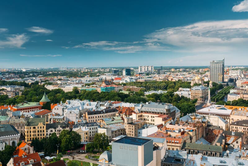 Riga, Lettonie Paysage urbain de Riga en Sunny Summer Day Vue supérieure de célèbre photographie stock Riga, Lettonie Paysage urbain de Riga en Sunny Summer Day Vue supérieure de célèbre photographie stock