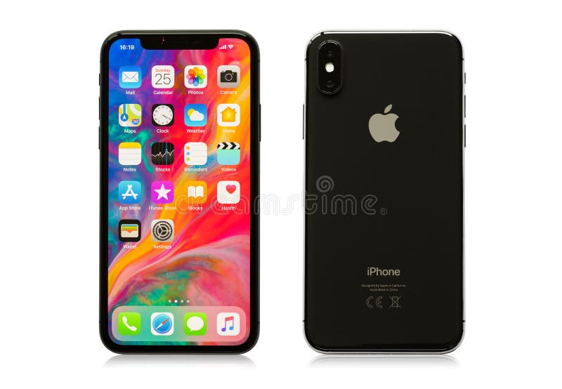 Riga, Letónia - 25 de março de 2018: O iPhone o mais atrasado X da geração no fundo, na parte dianteira e nos versos brancos fotografia de stock royalty free Riga, Letónia - 25 de março de 2018: O iPhone o mais atrasado X da geração no fundo, na parte dianteira e nos versos brancos fotografia de stock royalty free