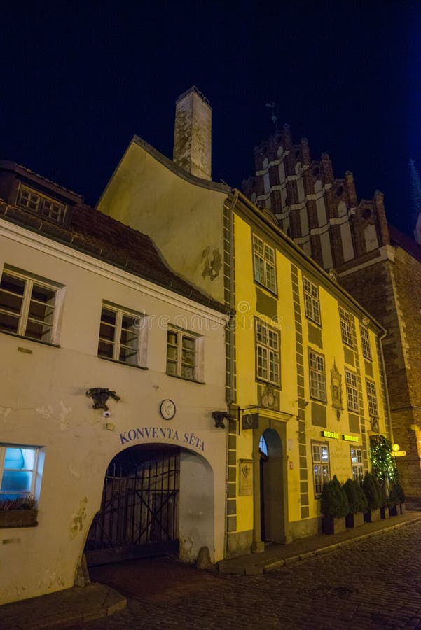 Riga, Letónia: A jarda da convenção é um dos blocos de cidade os mais velhos de Riga Construções históricas bonitas na cidade vel imagem de stock Riga, Letónia: A jarda da convenção é um dos blocos de cidade os mais velhos de Riga Construções históricas bonitas na cidade vel imagem de stock
