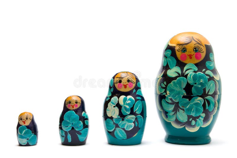 Riga russa delle bambole di incastramento di babushka isolata immagine stock libera da diritti Riga russa delle bambole di incastramento di babushka isolata immagine stock libera da diritti