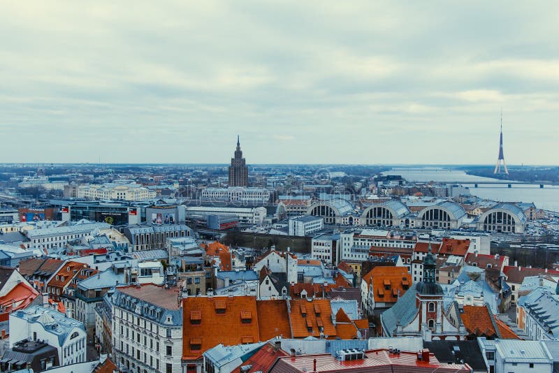 Riga-Skyline mit Dachspitzen der alten Stadt lizenzfreie stockfotografie Riga-Skyline mit Dachspitzen der alten Stadt lizenzfreie stockfotografie