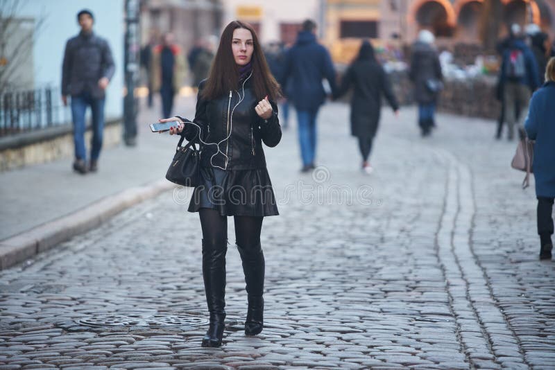 12-10-2018 RIga, Una Y Elegante Mujer De Letonia Que Camina En La Calle Vestida De Moda, Con Una Chaqueta De Cuero Negro Ot de archivo editorial - Imagen de hembra,