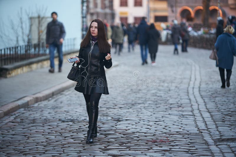 12-10-2018 RIga, Una Joven Y Elegante Mujer De Letonia Que Camina En La Calle Vestida De Moda, Con Una Chaqueta Cuero Negro Ot Imagen de archivo editorial - Imagen de chaqueta,