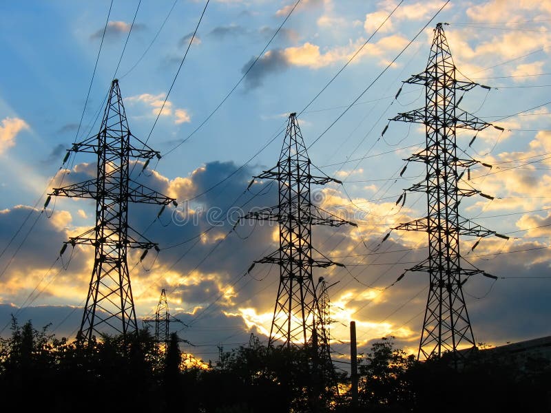 Righe di trasmissione di energia elettrica al tramonto fotografia stock libera da diritti Righe di trasmissione di energia elettrica al tramonto fotografia stock libera da diritti