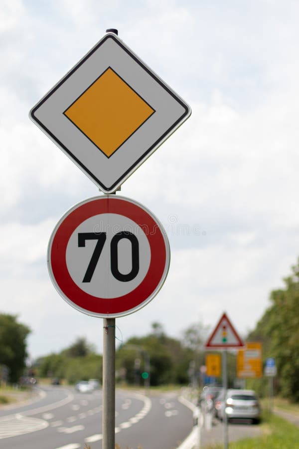 Дорожные знаки 70. Дорожный знак 70 в желтом квадрате. Знак 130.