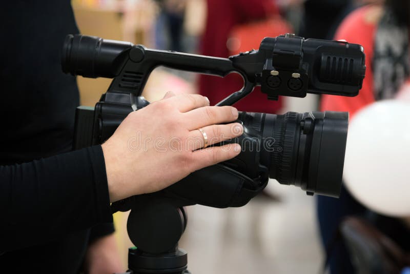 Riguardando un evento di videocamera Film di Videographer con la videocamera Operatore della macchina fotografica che lavora all' fotografia stock libera da diritti Riguardando un evento di videocamera Film di Videographer con la videocamera Operatore della macchina fotografica che lavora all' fotografia stock libera da diritti