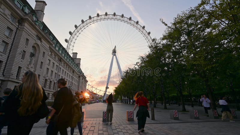 Rij om de koningin te zien liggen in een staat die voor het london oog loopt bij zonsondergang