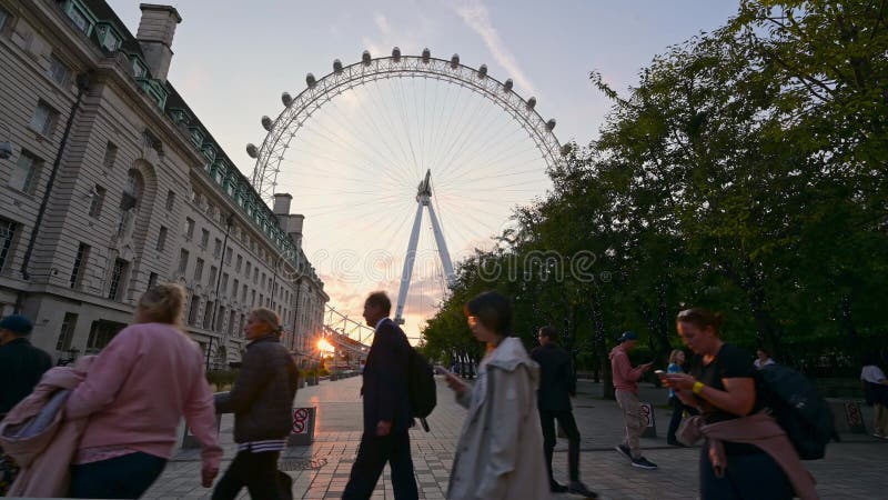 Rij om de koningin te zien liggen voor het oog van londen bij zonsondergang