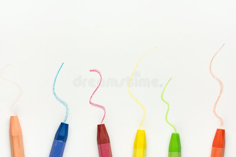 Rij van de Kleurrijke Multicolored Kleurpotloden van de Pastelkleurwas op Witboek met Hand Getrokken Gekrabbel Terug naar de Kuns