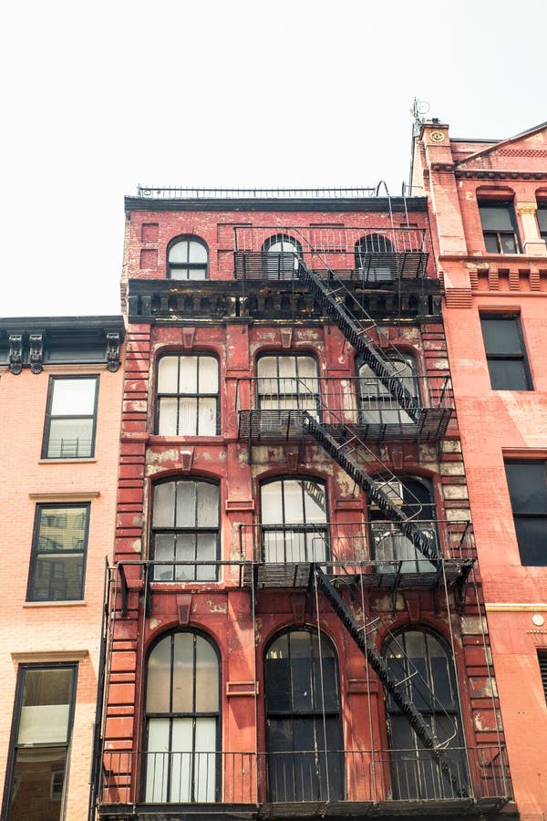 Rij van de uitstekende voorgevels van het de Stadsflatgebouw van New York stock afbeeldingen Rij van de uitstekende voorgevels van het de Stadsflatgebouw van New York stock afbeeldingen
