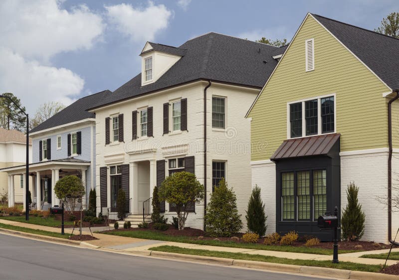 Een rij huizen in een woonstraat overdag stock foto