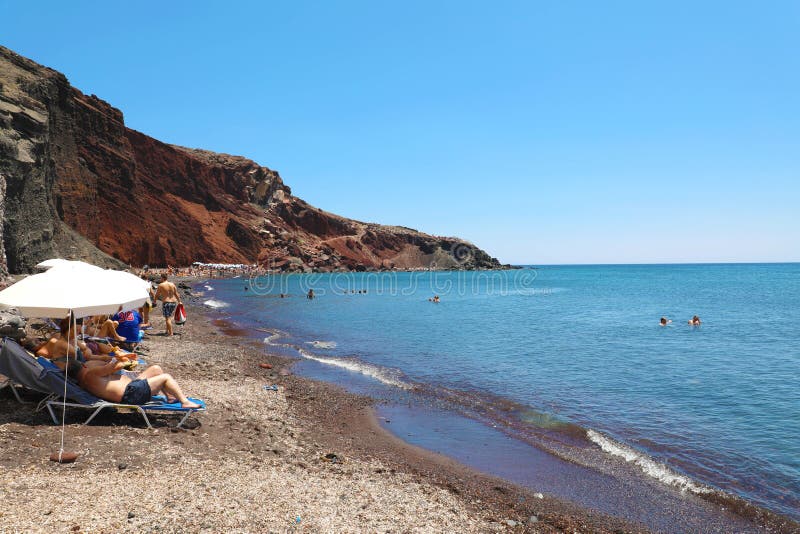 Rij van ligstoelen en paraplu's in het Rode strand, Santorini, Gr. stock foto's Rij van ligstoelen en paraplu's in het Rode strand, Santorini, Gr. stock foto's