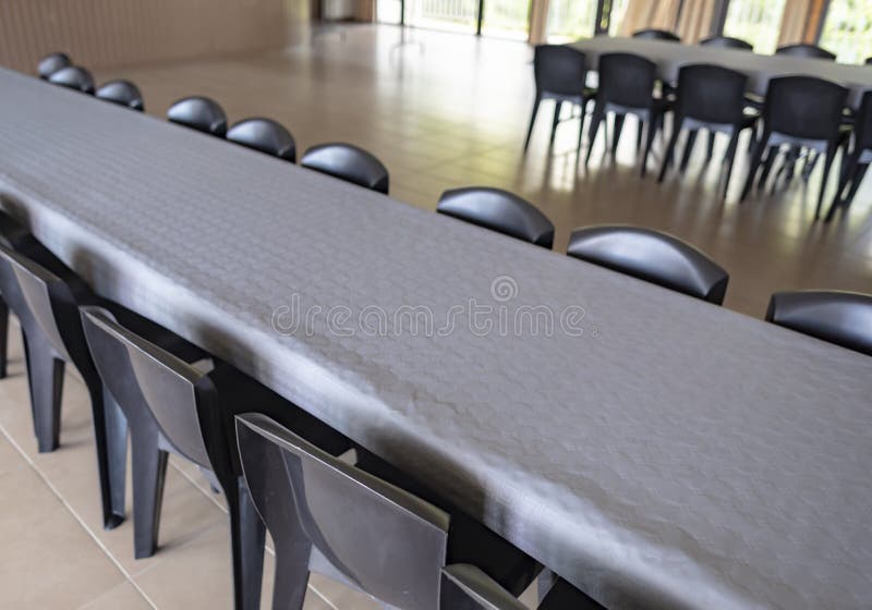 Rij van Lijsten en Stoelen met Grey Paper Tablecloths royalty-vrije stock fotografie Rij van Lijsten en Stoelen met Grey Paper Tablecloths royalty-vrije stock fotografie