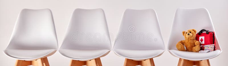 Rij van stoelen met teddybeer en eerste hulpuitrusting stock afbeeldingen Rij van stoelen met teddybeer en eerste hulpuitrusting stock afbeeldingen