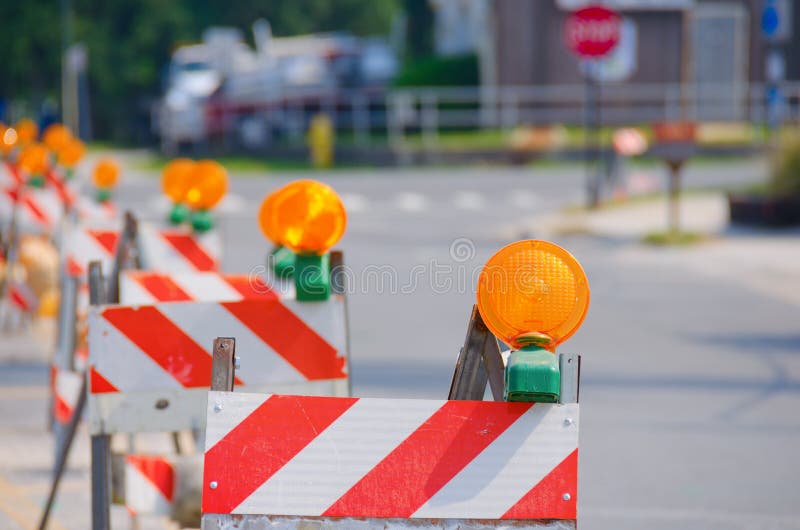Rij van Verkeerbarricades met Gele Lichten stock fotografie Rij van Verkeerbarricades met Gele Lichten stock fotografie