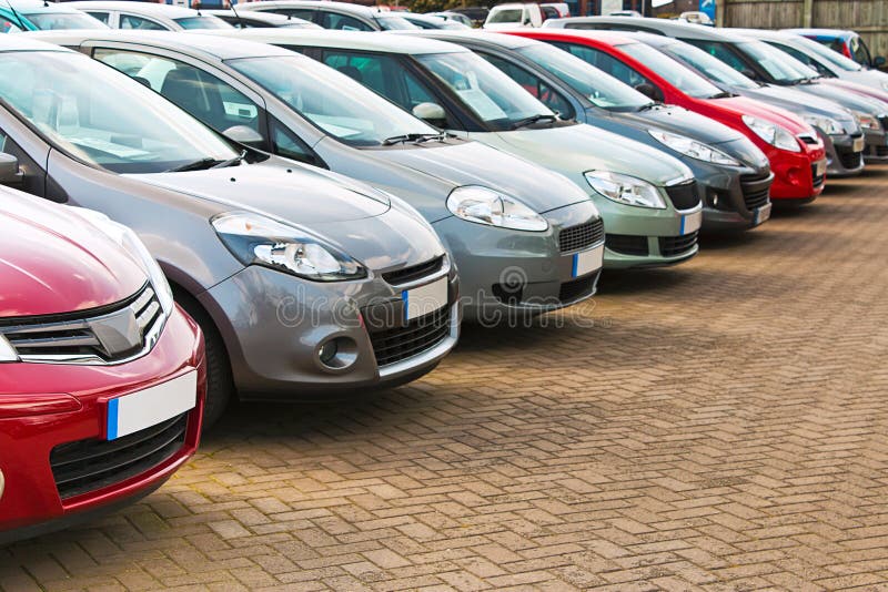 Rij van verschillende gebruikte auto's royalty-vrije stock afbeelding Rij van verschillende gebruikte auto's royalty-vrije stock afbeelding