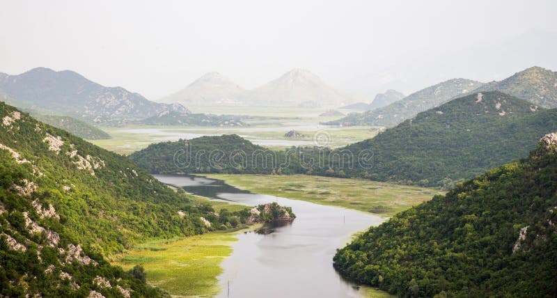 Rijeka Crnojevica, lago Skadar, Montenegro immagini stock libere da diritti Rijeka Crnojevica, lago Skadar, Montenegro immagini stock libere da diritti