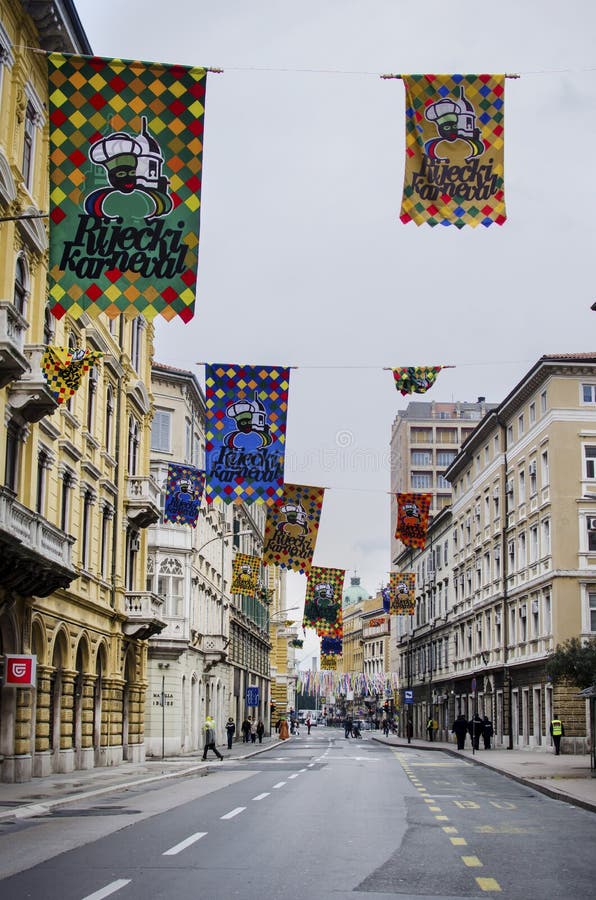 RIJEKA, KROATIEN - 2. MÄRZ: Hauptstraße während der Karnevalsparade in Rijeka, Kroatien im März stockbild RIJEKA, KROATIEN - 2. MÄRZ: Hauptstraße während der Karnevalsparade in Rijeka, Kroatien im März stockbild