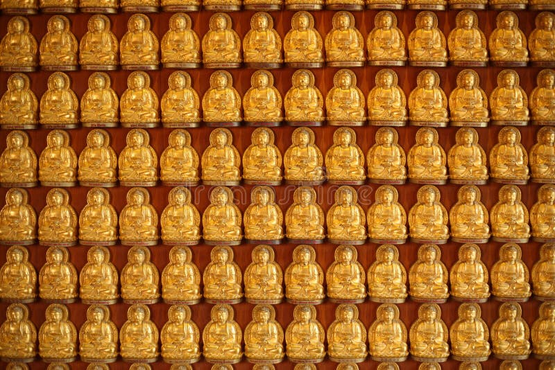 Rijen van de Gouden Standbeelden van Boedha royalty-vrije stock afbeelding Rijen van de Gouden Standbeelden van Boedha royalty-vrije stock afbeelding