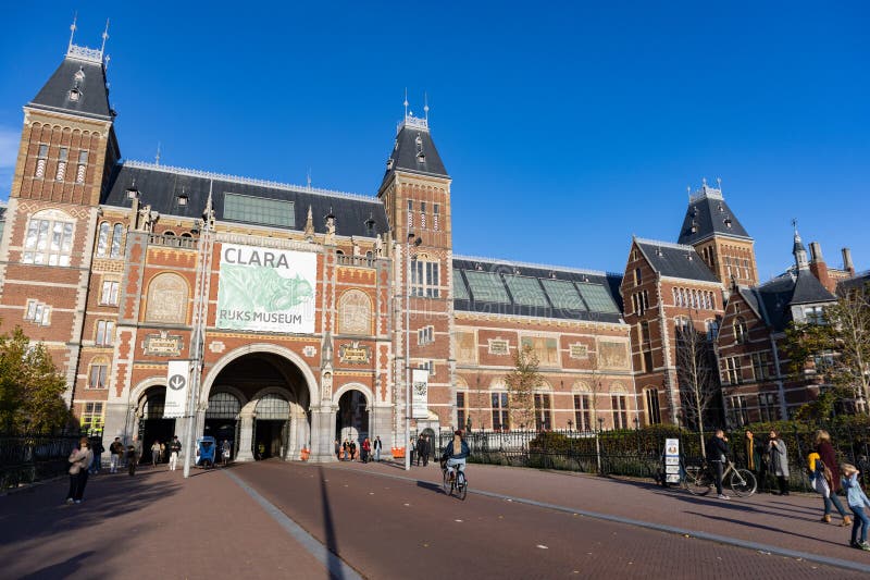 Rijksmuseum e estrada sobre o museu baço em amesterdã