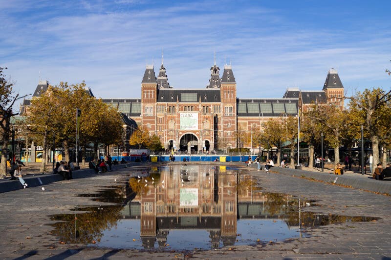 Rijksmuseum e reflexo na piscina do museu durante o outono em amesterdã