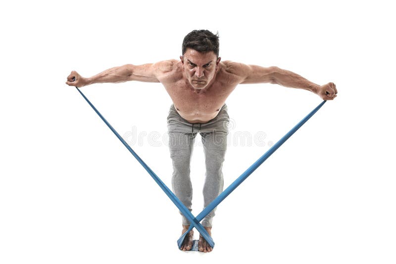 Rijp de atletieksportmens met bodybuilder sterke en geschikte lichaam opleiding doend oefeningen met elastisch elastiekje royalty-vrije stock foto's Rijp de atletieksportmens met bodybuilder sterke en geschikte lichaam opleiding doend oefeningen met elastisch elastiekje royalty-vrije stock foto's