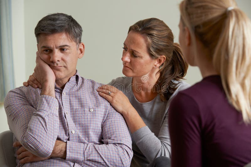 Rijp Paar die met Adviseur als Mens van het Vrouwencomfort spreken royalty-vrije stock foto Rijp Paar die met Adviseur als Mens van het Vrouwencomfort spreken royalty-vrije stock foto