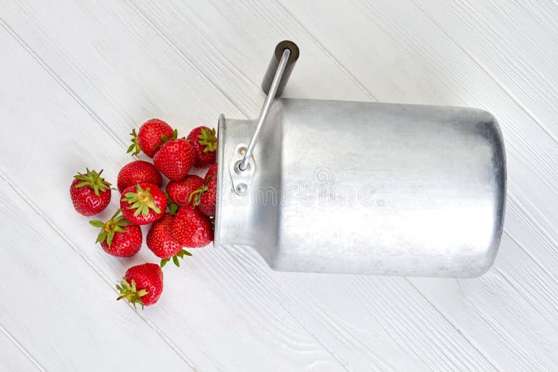 Rijpe aardbeien en uitstekende metaalpot stock foto's Rijpe aardbeien en uitstekende metaalpot stock foto's