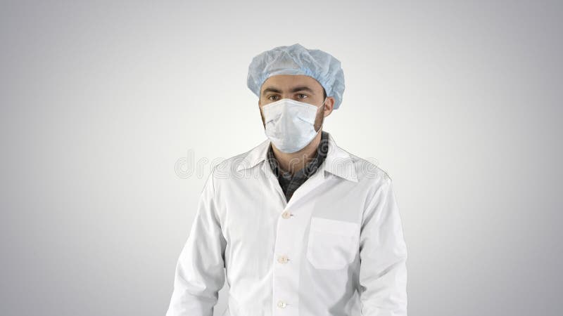 Rijpe chirurgie in een masker die vooraanzicht over gradiëntachtergrond lopen stock afbeelding Rijpe chirurgie in een masker die vooraanzicht over gradiëntachtergrond lopen stock afbeelding