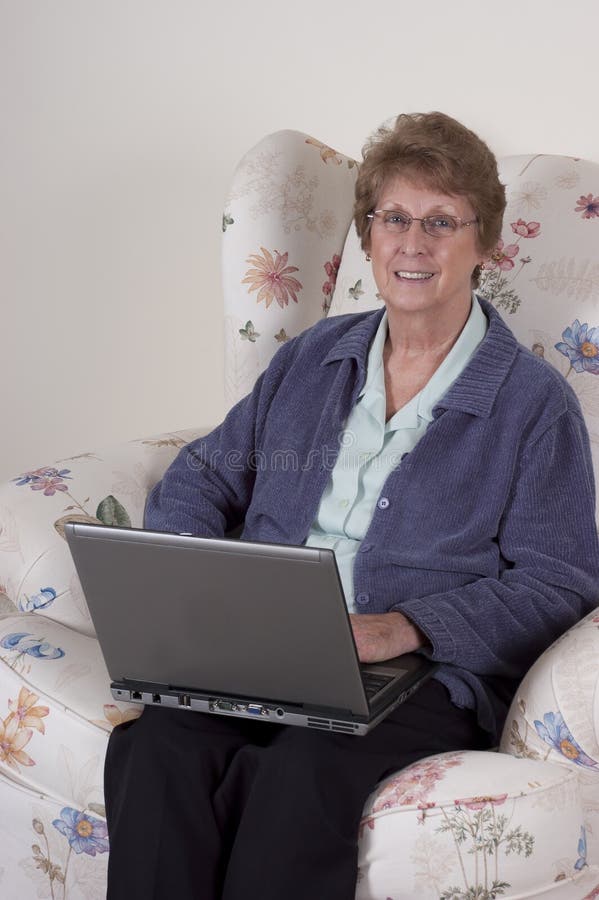 Rijpe Hogere Laptop van de Vrouw Computer, Gelukkige Glimlach royalty-vrije stock fotografie Rijpe Hogere Laptop van de Vrouw Computer, Gelukkige Glimlach royalty-vrije stock fotografie