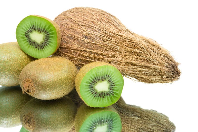 Rijpe kiwifruit en kokosnotenclose-up op witte achtergrond royalty-vrije stock afbeelding Rijpe kiwifruit en kokosnotenclose-up op witte achtergrond royalty-vrije stock afbeelding