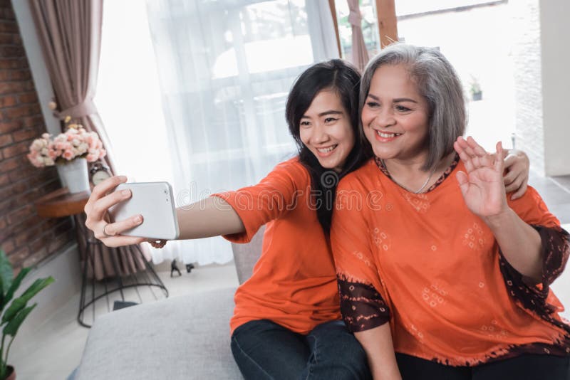 Rijpe mamma en daughter do selfie stock fotografie Rijpe mamma en daughter do selfie stock fotografie