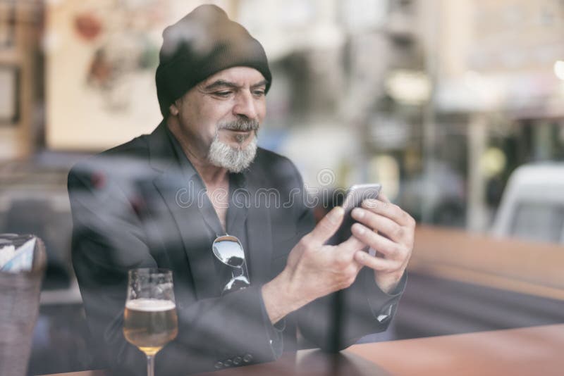 Rijpe mens in een koffie die van een ontspannend ogenblik genieten stock afbeelding Rijpe mens in een koffie die van een ontspannend ogenblik genieten stock afbeelding