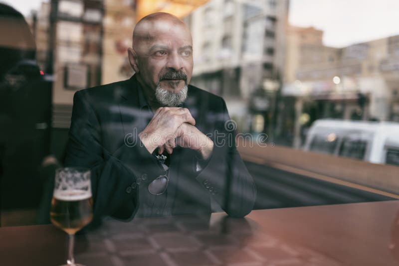 Rijpe mens in een koffie die van een ontspannend ogenblik genieten stock afbeeldingen Rijpe mens in een koffie die van een ontspannend ogenblik genieten stock afbeeldingen