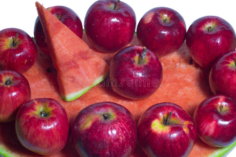Rijpe rustieke rode de herfstappelen op de achtergrond van watermeloen Fruitoogst in aard in de boomgaard van het dalingsseizoen royalty-vrije stock foto's Rijpe rustieke rode de herfstappelen op de achtergrond van watermeloen Fruitoogst in aard in de boomgaard van het dalingsseizoen royalty-vrije stock foto's