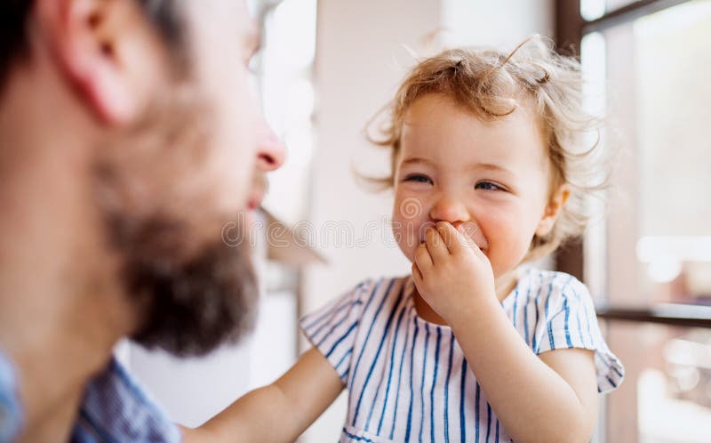 Rijpe vader met het kleine dochter spelen binnen thuis royalty-vrije stock fotografie Rijpe vader met het kleine dochter spelen binnen thuis royalty-vrije stock fotografie