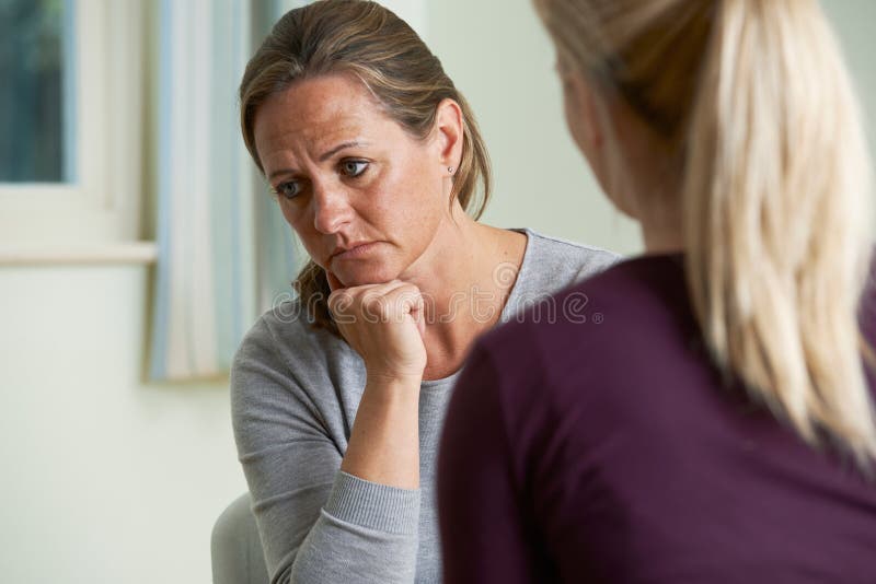 Rijpe Vrouw die Problemen bespreken met Adviseur stock fotografie Rijpe Vrouw die Problemen bespreken met Adviseur stock fotografie