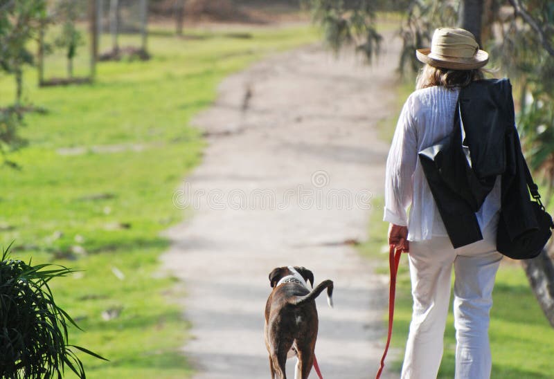 Rijpe vrouw op vakantie het lopen huisdierenhond
