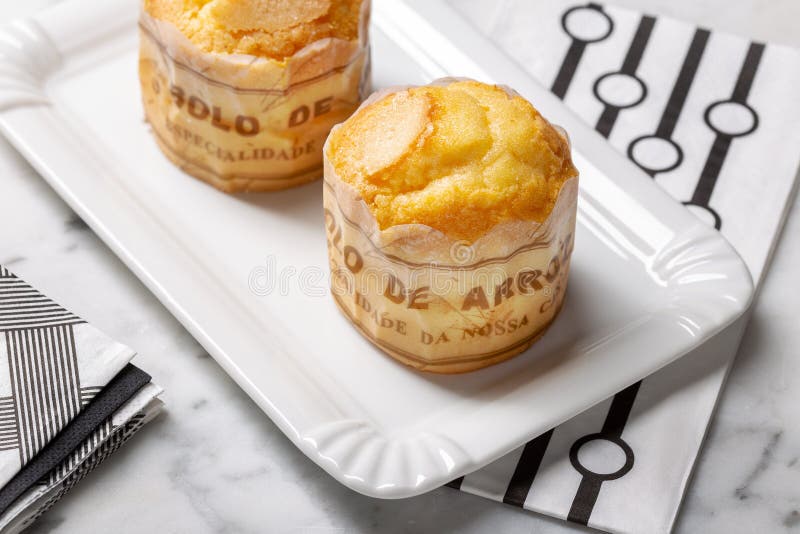 Rijstmuffin op dienblad, typische pastei van Portugal royalty-vrije stock foto's Rijstmuffin op dienblad, typische pastei van Portugal royalty-vrije stock foto's