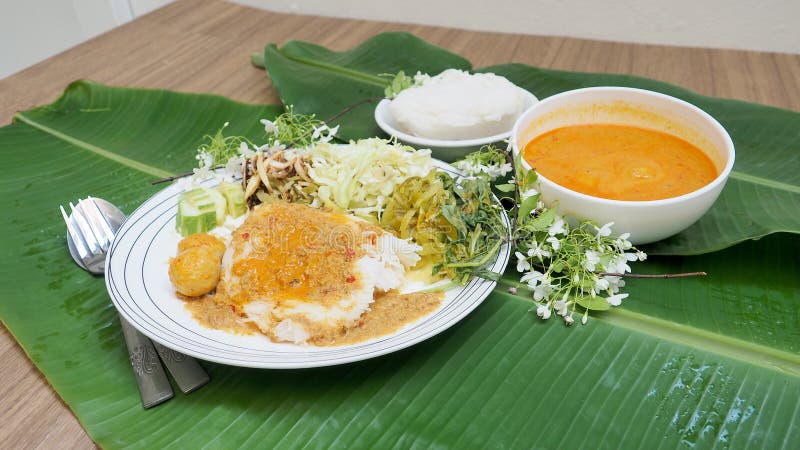 Rijstvermicelli met de saus van de vissenkerrie en plantaardig Thais voedselse stock foto Rijstvermicelli met de saus van de vissenkerrie en plantaardig Thais voedselse stock foto